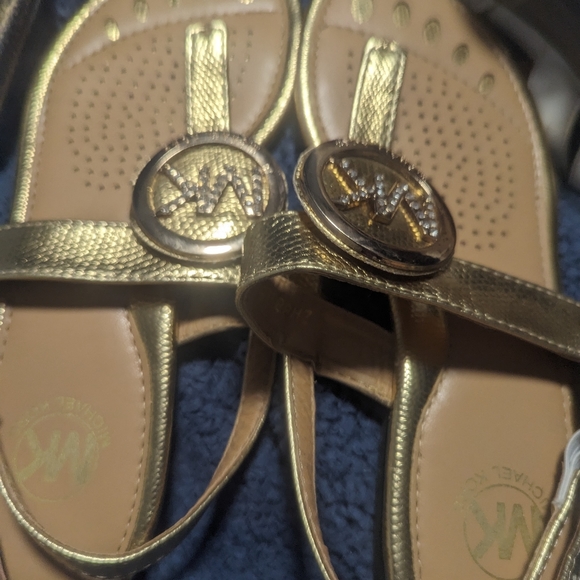 3 PAIRS Michael Kors plus 2 BONUS pairs. MINT ondition Aubrey Flip Flop 2 BONUS - Picture 7 of 11